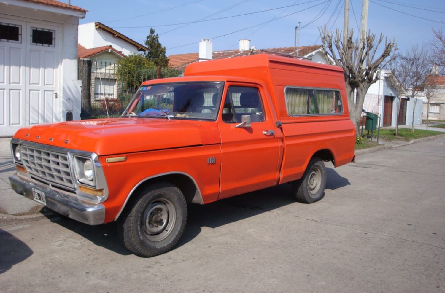 Dejó la camioneta estacionada para ir al HPC y se la robaron