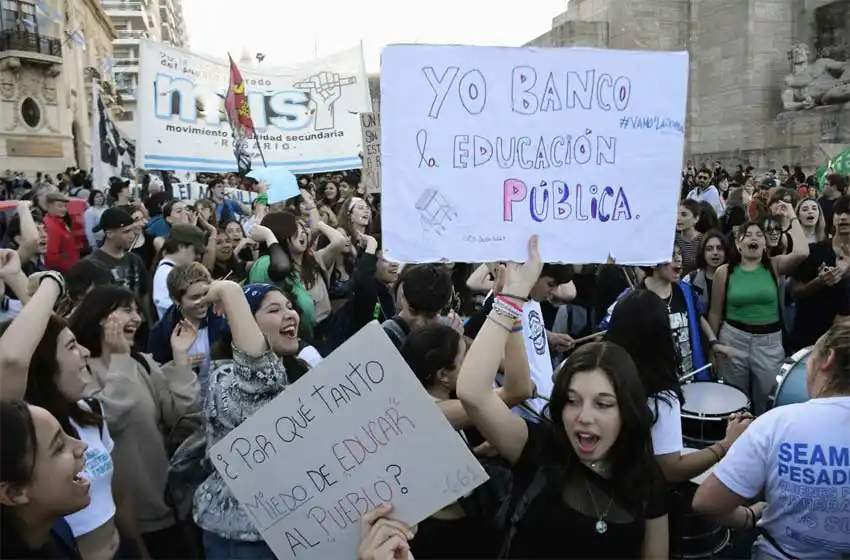 Docentes y estudiantes de la UNR se manifestaron en contra del sistema educativo de vouchers que propone Milei
