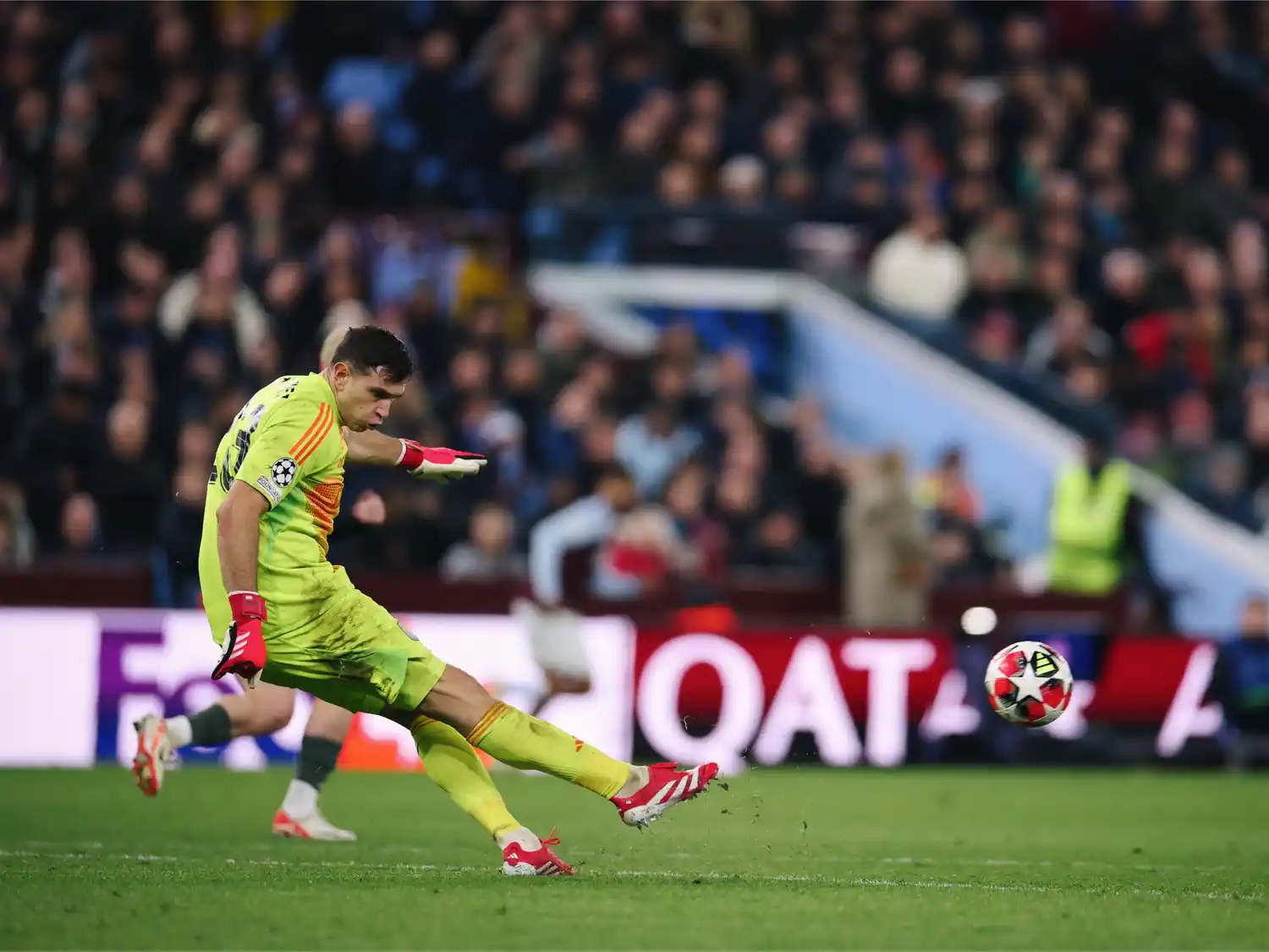 El marplatense Emiliano Martínez en el duelo de esta tarde ante Celtic.