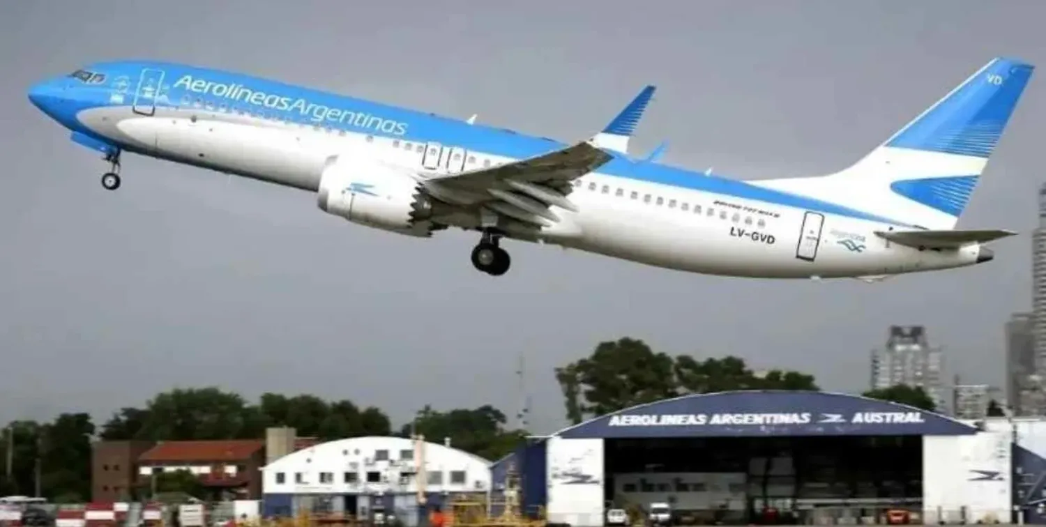 “Aerolíneas es una empresa que, desde que se nacionalizó, nos costó US$8.000 millones y pierde casi US$2 millones diarios. Alguien tiene que pagar eso”, sostuvo Milei.