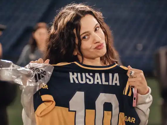 Rosalía visitó la Bombonera y posó con la camiseta del “Xeneize”