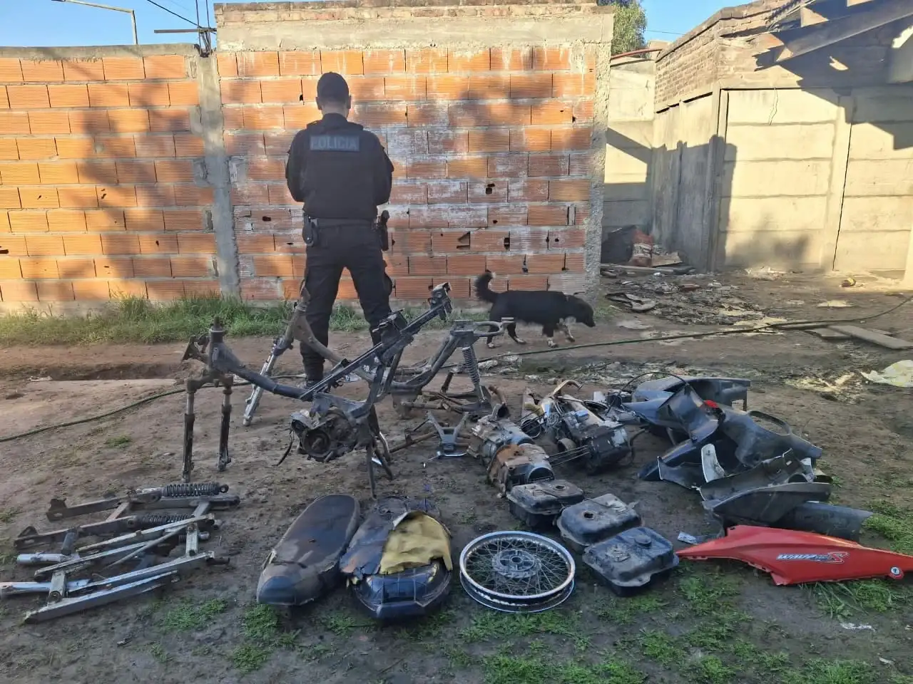 Múltiples allanamientos: secuestraron autopartes de motos robadas y aprehendieron a dos jóvenes en Venado Tuerto - 4