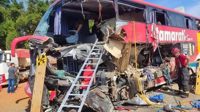 Brasil: un fatal accidente entre un colectivo y un camión dejó 11 muertos y decenas de heridos