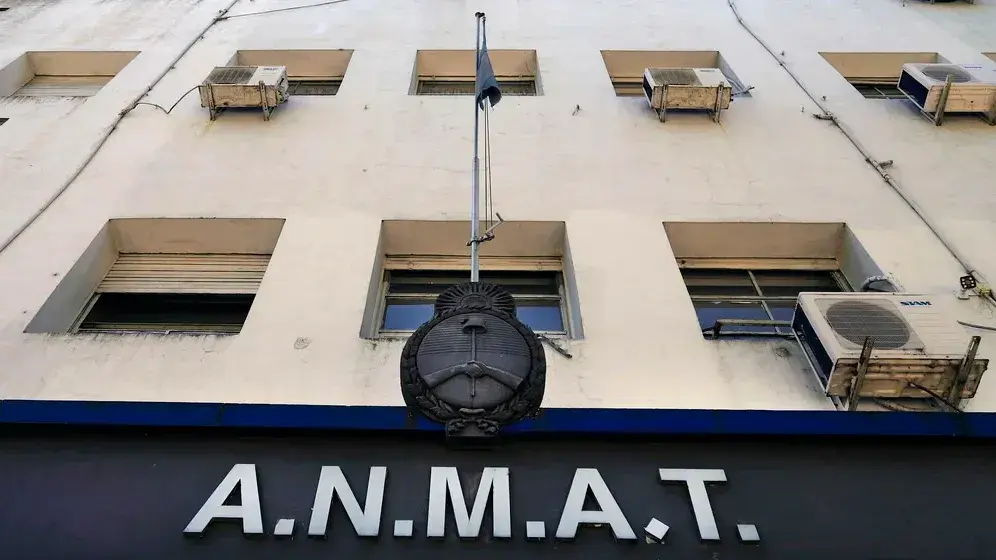 La Anmat prohibió la venta y el uso de una marca de lavandina por irregularidades