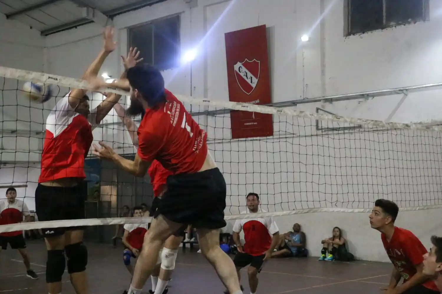 Con buen nivel de juego, comenzó la Copa de "Verano Rojo"