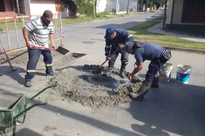 Plan de mantenimiento urbano: el Municipio intensifica operativos de saneamiento y bacheo en diversos barrios