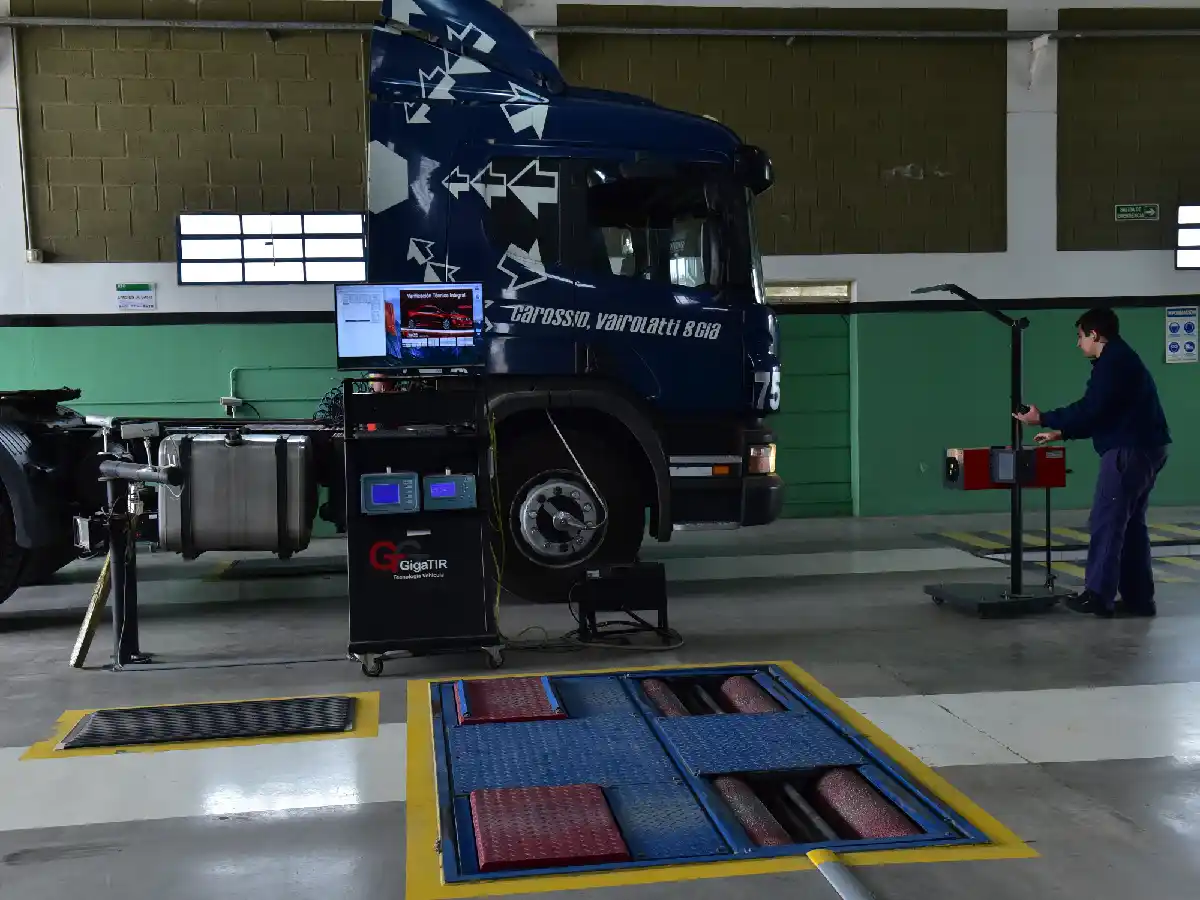 Por la crisis, menos  automóviles hacen la ITV