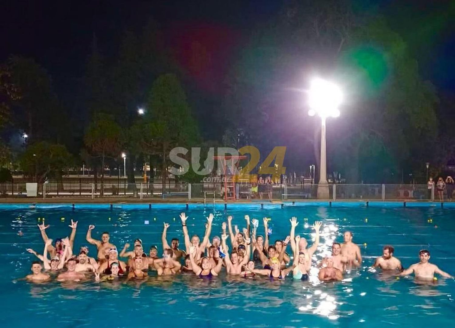 Natación nocturna solidaria en la pileta del Parque Municipal