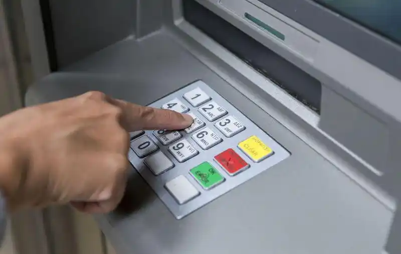 El Banco Central dispuso que los cajeros automáticos deben recargarse durante las fiestas.