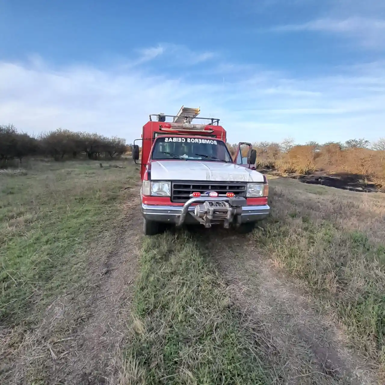 Durante las PASO los Bombero Voluntarios de Ceibas debieron intervenir en un incendio de pastizales y un despiste