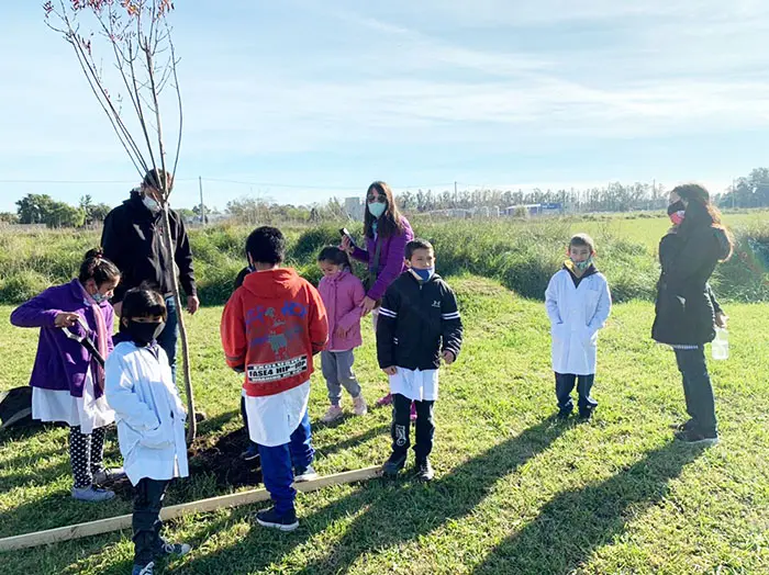 Chicos del paraje El Moro plantaron árboles en Lobería