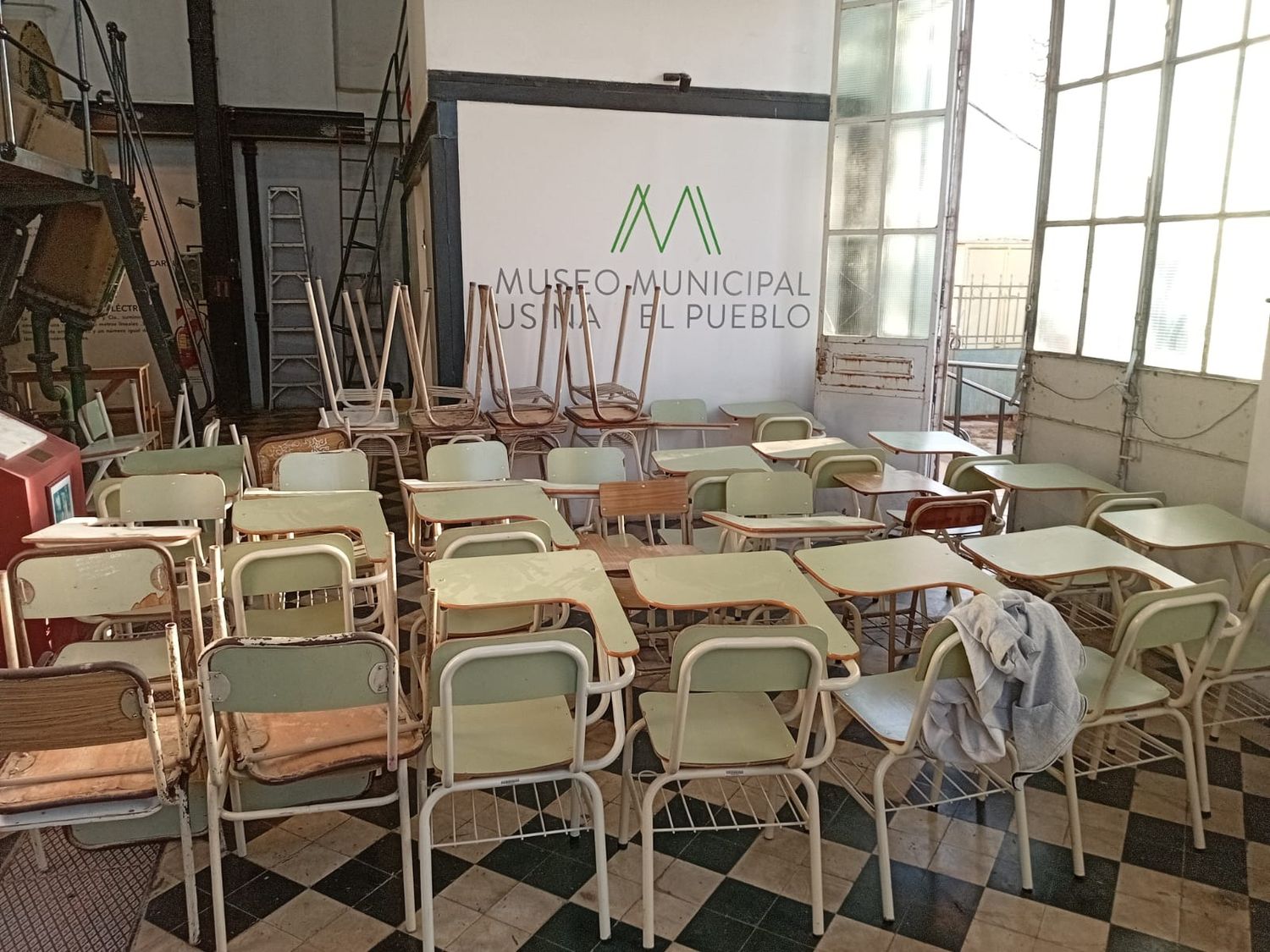 La Municipalidad entregó bancos recuperados a la Escuela Nº 505