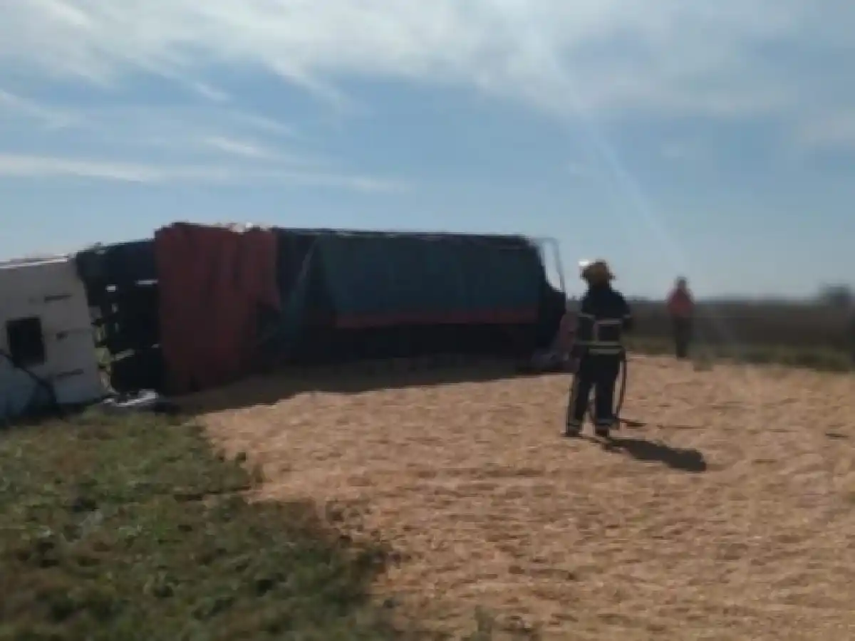 Un camión perdió gran parte de su carga de cereal tras un accidente en la Ruta 3