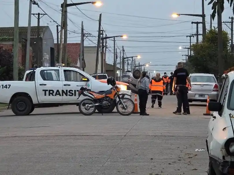 Chocó un vehículo estacionado y volcó