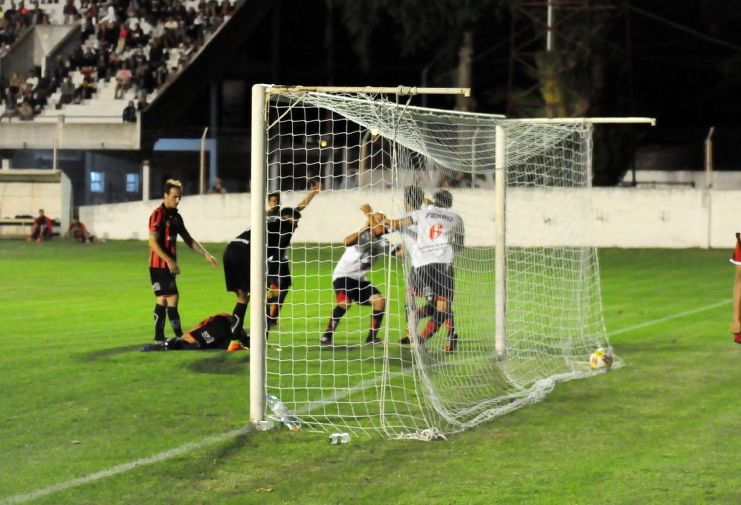 Ferro fue mejor de punta a punta y se dio el gusto de gritar campeón en su cancha