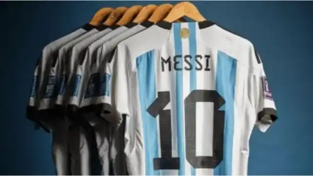 El astro argentino Lionel Messi subastará seis camisetas de la Selección argentina que utilizó durante el Mundial de Qatar 2022