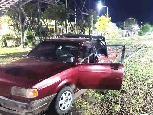 Conductor ebrio terminó con su auto sobre las vías del tren en Chajarí