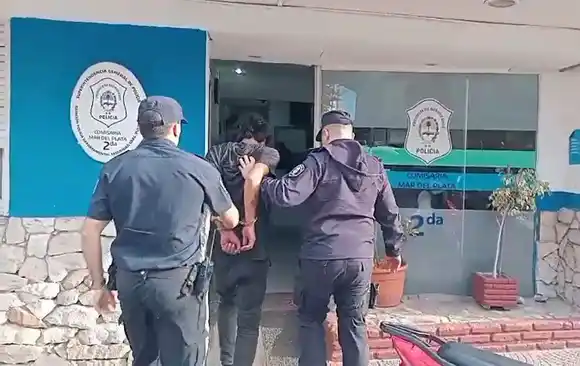 Estaba tumbado en la calle, intentaron asistirlo y se puso violento contra un agente policial