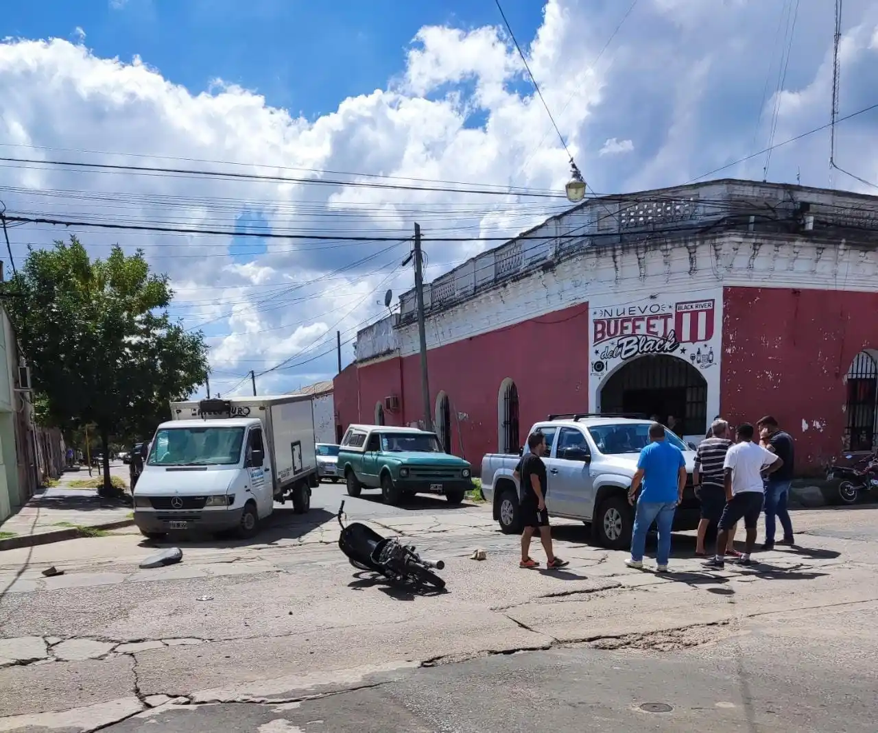 Dos sujetos intentaron robar a una ex policía, chocaron una camioneta y escaparon: uno fue detenido