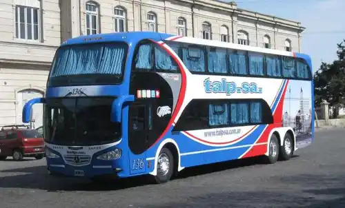 Denuncian que choferes de un micro conducían borrachos y corrían carreras con camiones en Ruta 7
