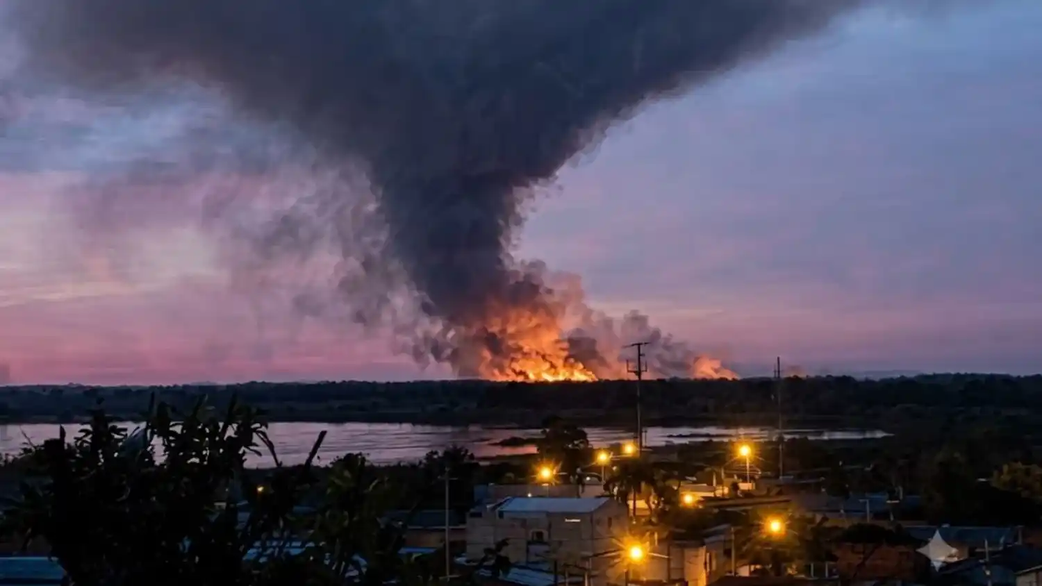 El fuego presentaba menores focos que en la jornada del martes, pero el cambio de la dirección del viento hizo que las cenizas se perciban en San Pedro.