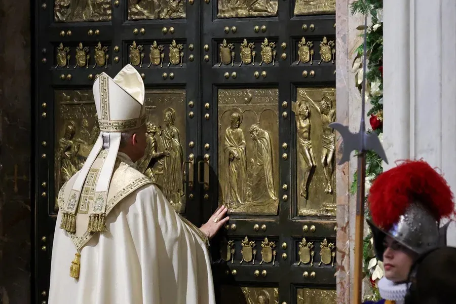 El papa León cierra la Puerta Santa.
