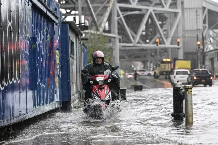 Caos por la tormenta en Nueva York: se inundó el subte y miles siguen sin luz.
