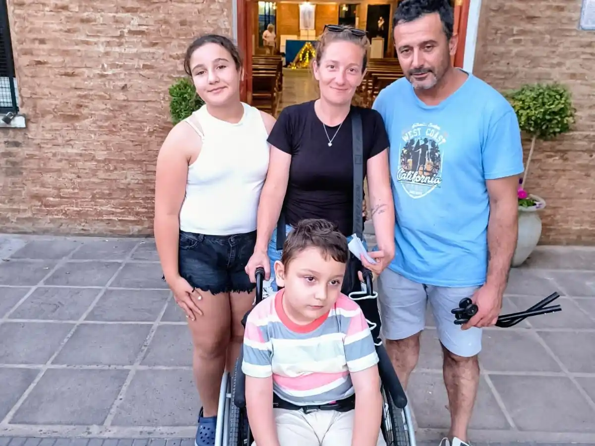 Milo junto a su familia