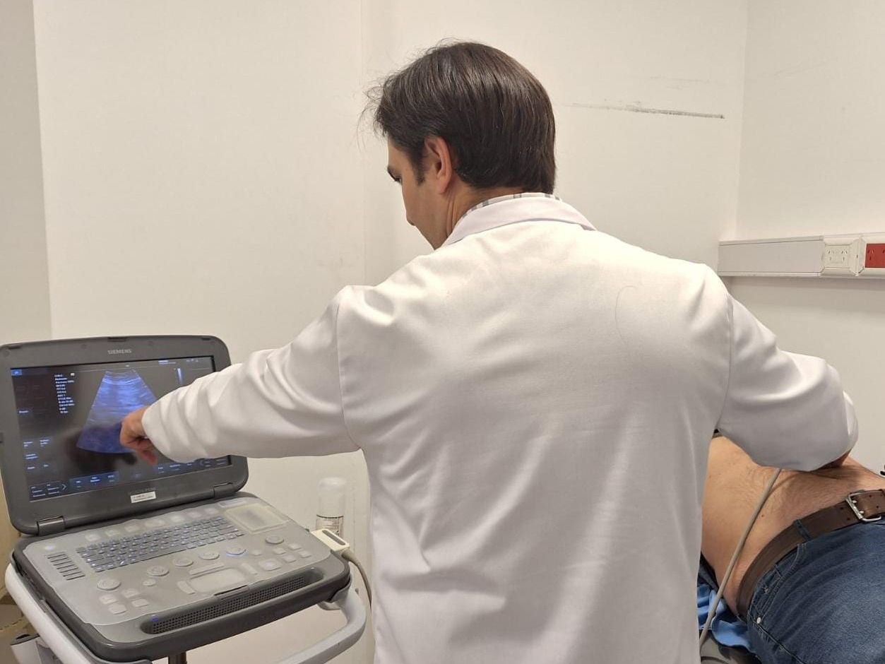Explicó que es una patología silenciosa, ya que "no avisa. crece, crece y cuando se rompe, la situación es crítica".