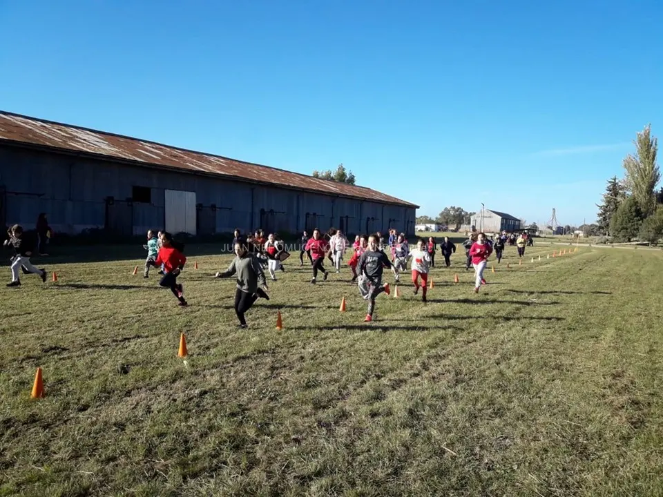 Encuentro de atletismo en el CEF de Juan N. Fernández