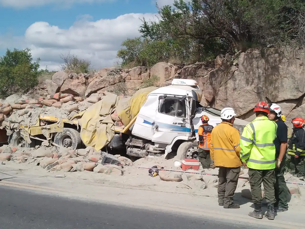 El camión terminó incrustado en una piedra del costado de la ruta.