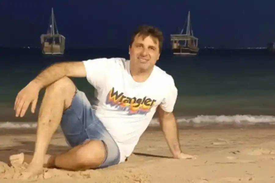 Vio el negocio y vende arena que trajo del Mundial de Qatar a $10mil: "Pudo haberla pisado Messi o Scaloni"