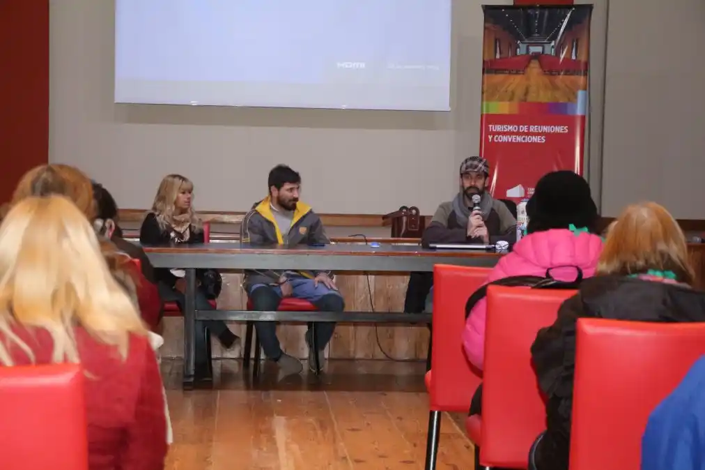 Matías Ayastuy dirige la palabra al auditorio 