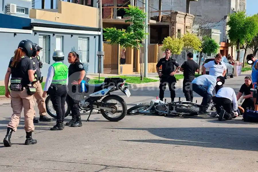 Fuerte accidente en barrio Mosconi: un joven de 19 años tuvo que ser llevado por el 107 al Hospital