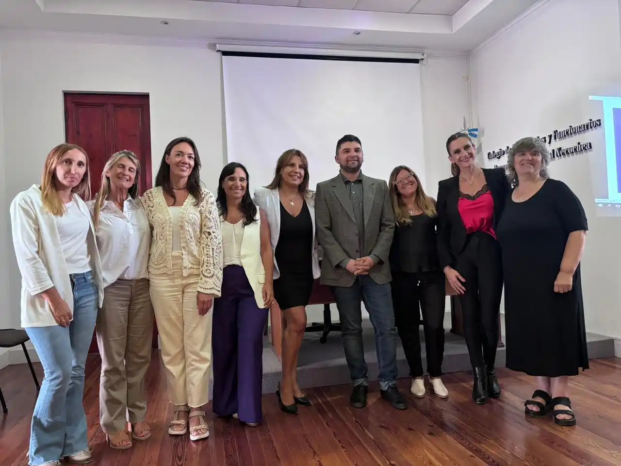 Diego Ortíz junto a profesionales y asistentes durante la charla sobre violencia patrimonial en el Colegio de Magistrados de Necochea