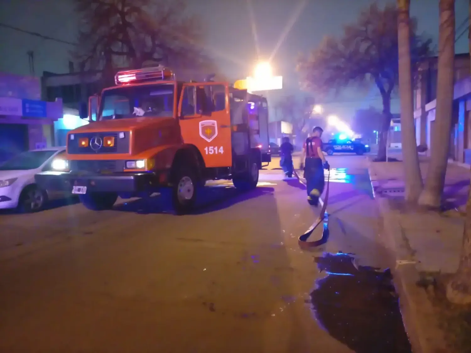 Se prendió fuego un taller mecánico en barrio Villa Rosas y dejó importantes daños materiales