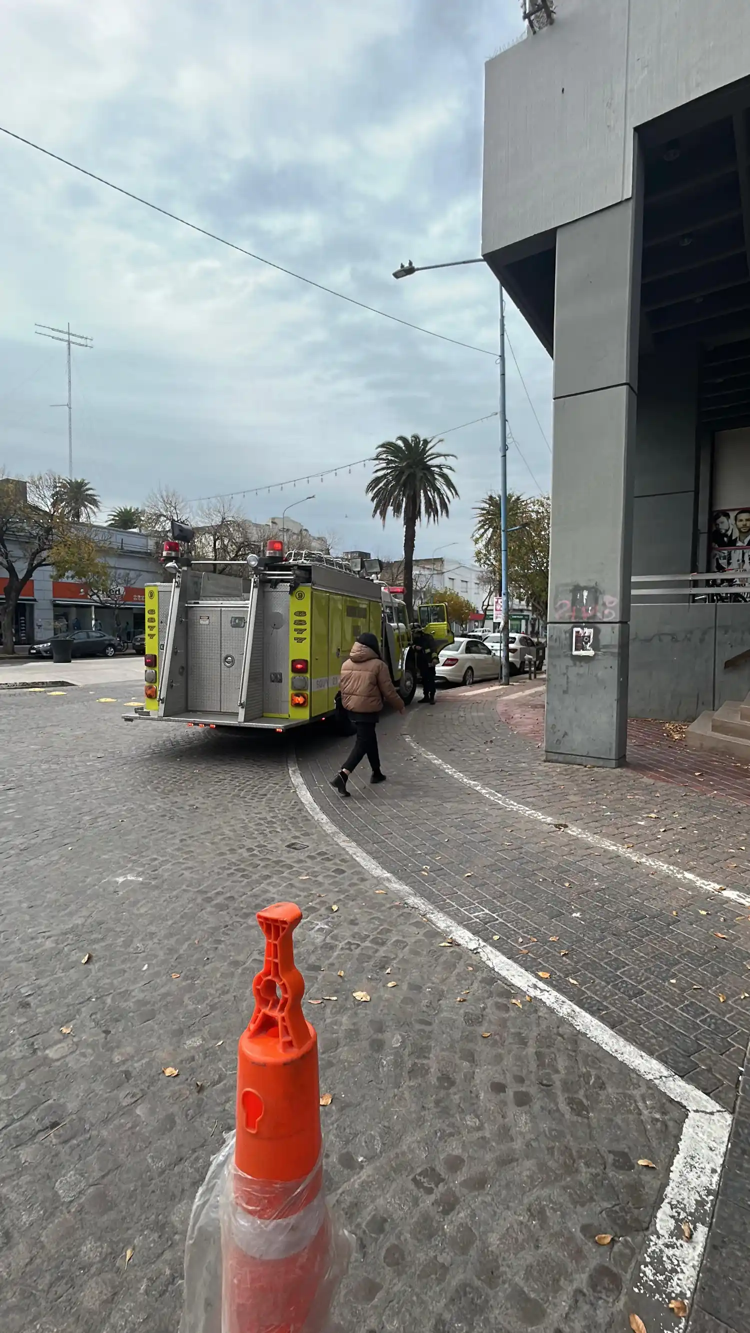 bomberos zapadores en edificio del jockey club centro rafaela ascensor - 1