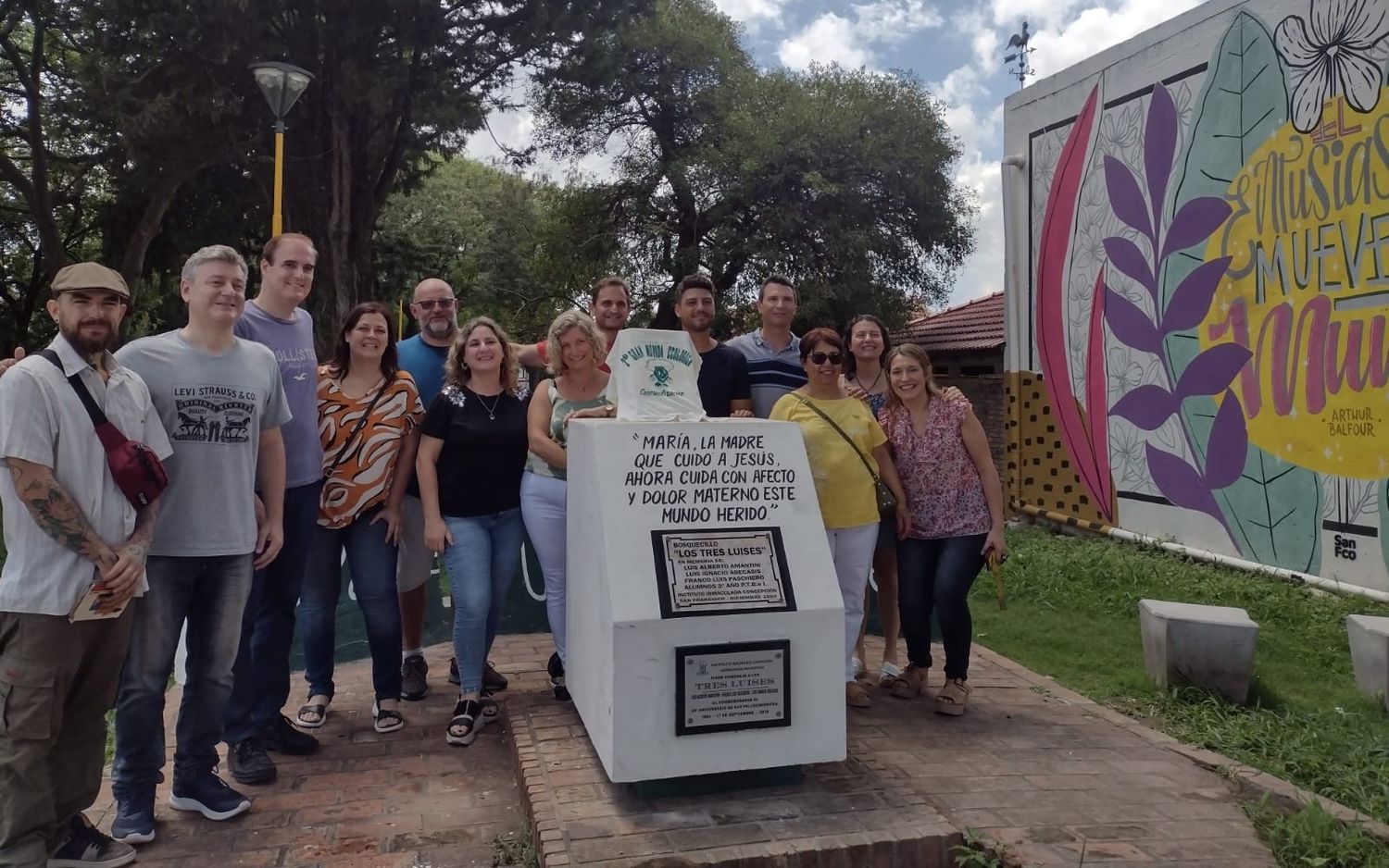 Los creadores de este espacio verde colocaron plaquetas recordatorias y plantaron nuevos árboles