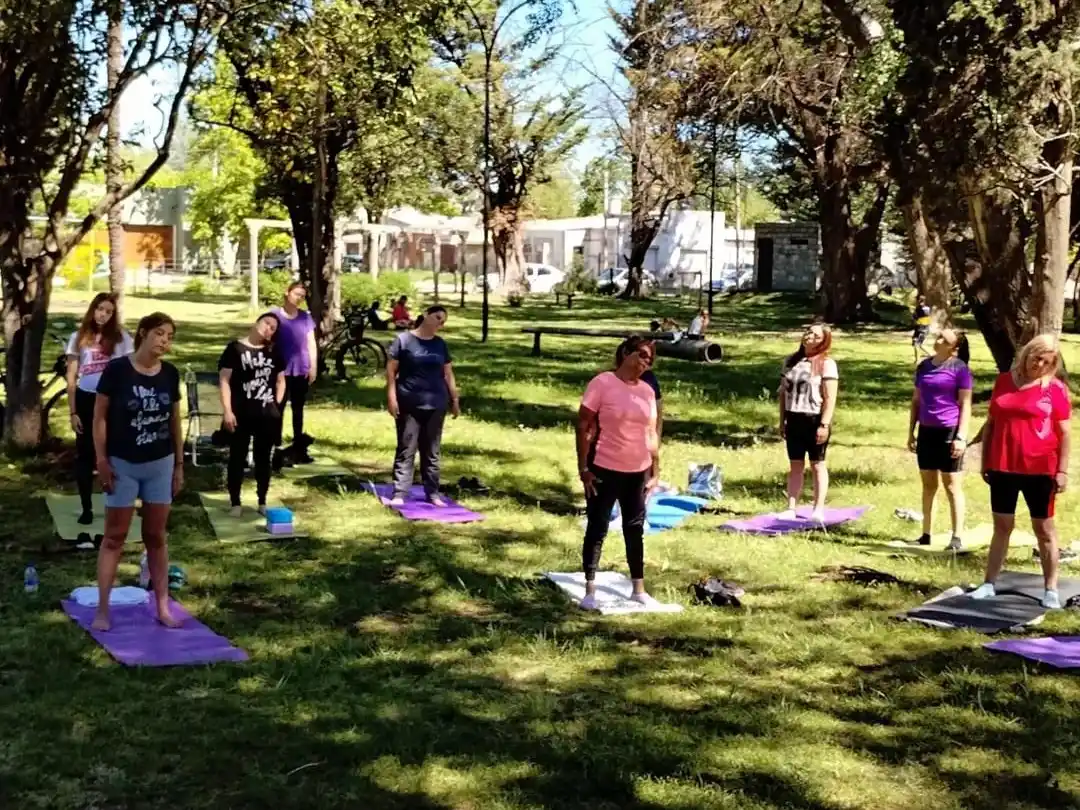 Yoga al aire libre y caminata para celebrar el 2° Aniversario de Yo Activo