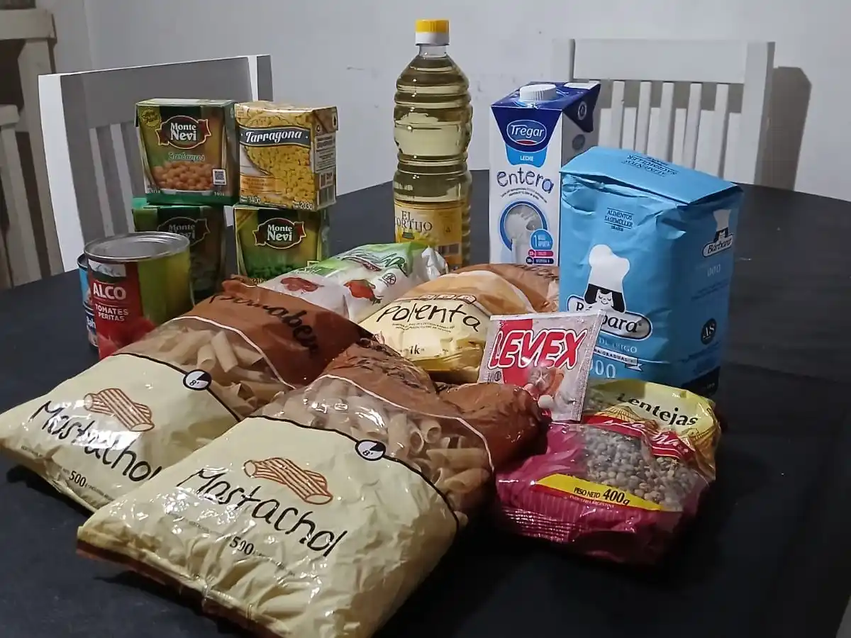 Las escuelas comenzaron a entregar los artículos.