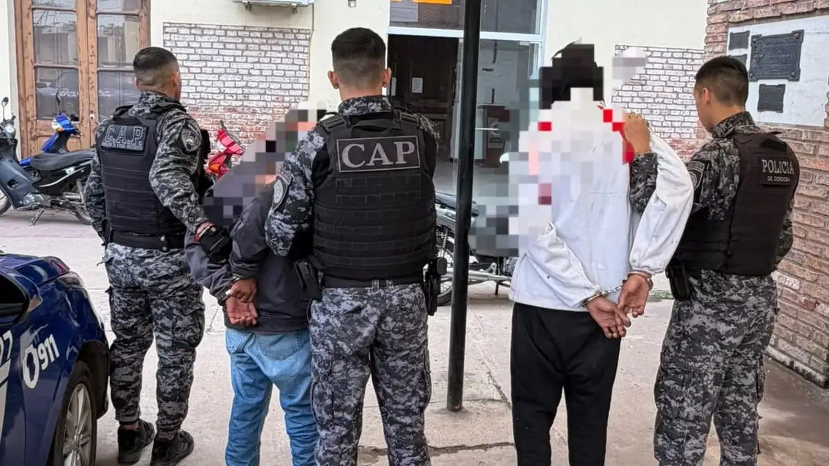 Detuvieron a dos jóvenes que llevaban una réplica de pistola