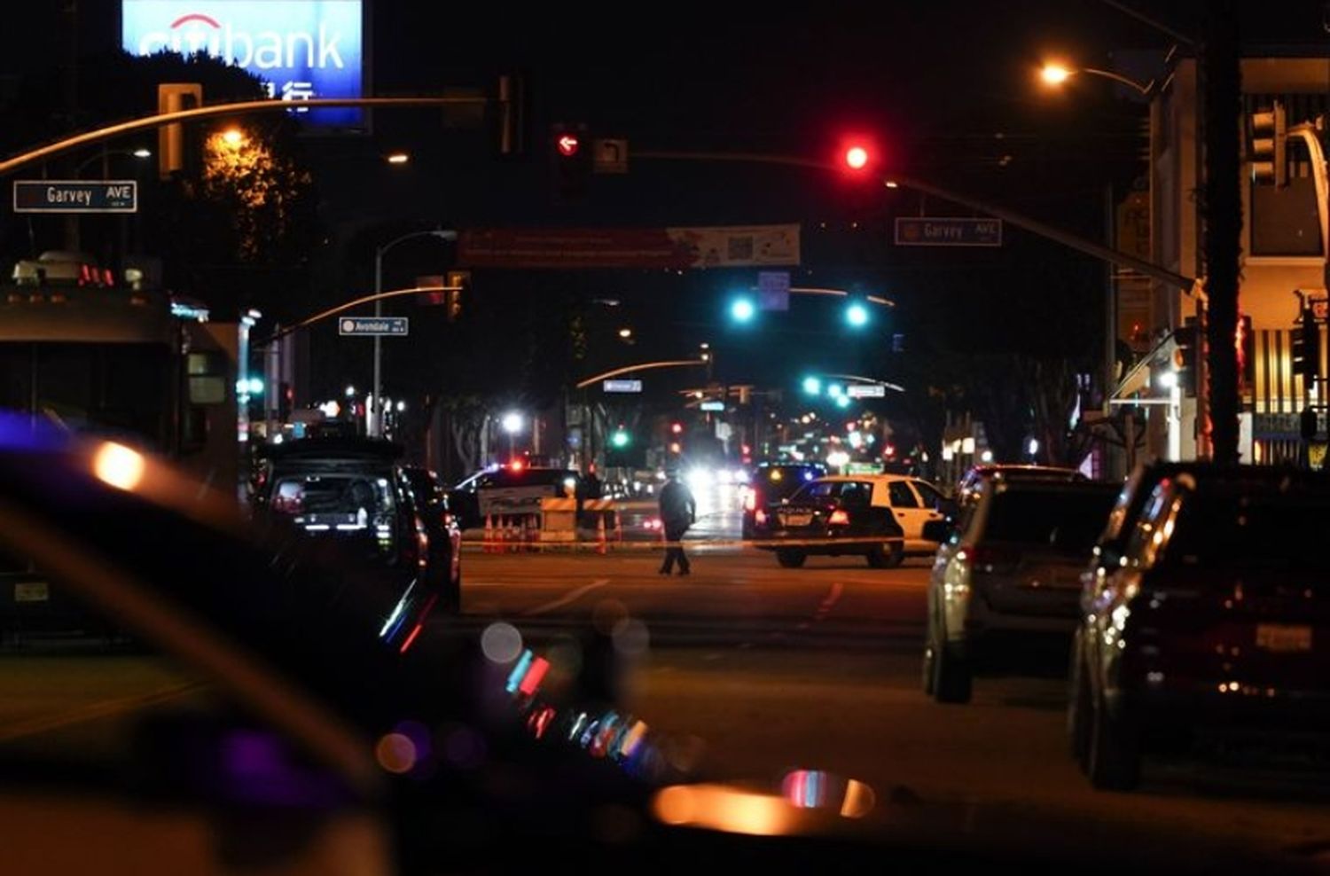 Mueren diez personas en tiroteo cerca de Los Ángeles y buscan al agresor