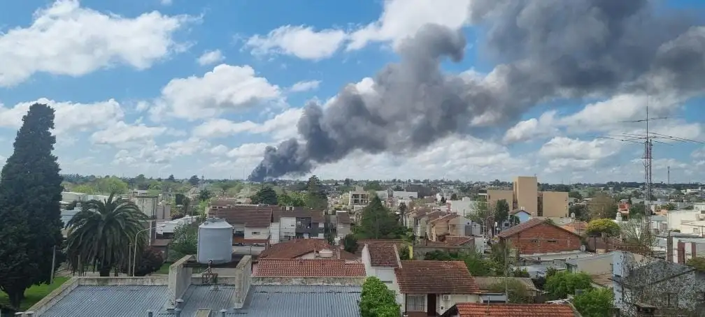 Incendio en el depósito de Río Paraná.