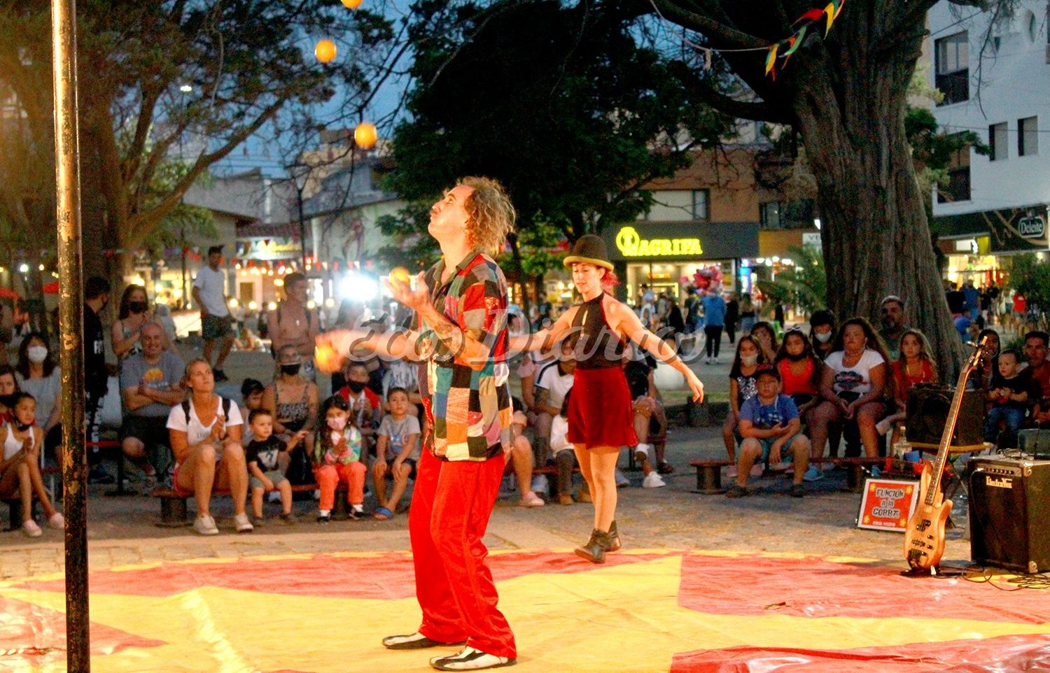 Artistas callejeros. Un paseo típico en la peatonal