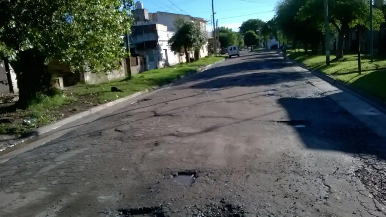 En Florencio Sánchez, exigen obras para reparar los "baches" de las calles
