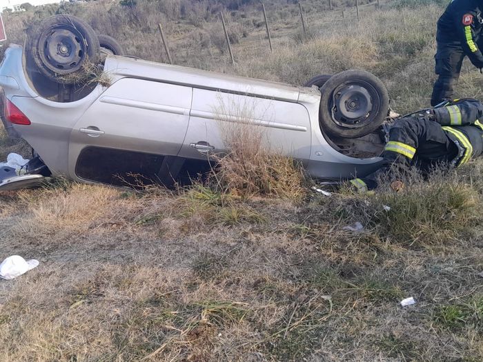 Sorprendente vuelco en avenida Estrada al 1100