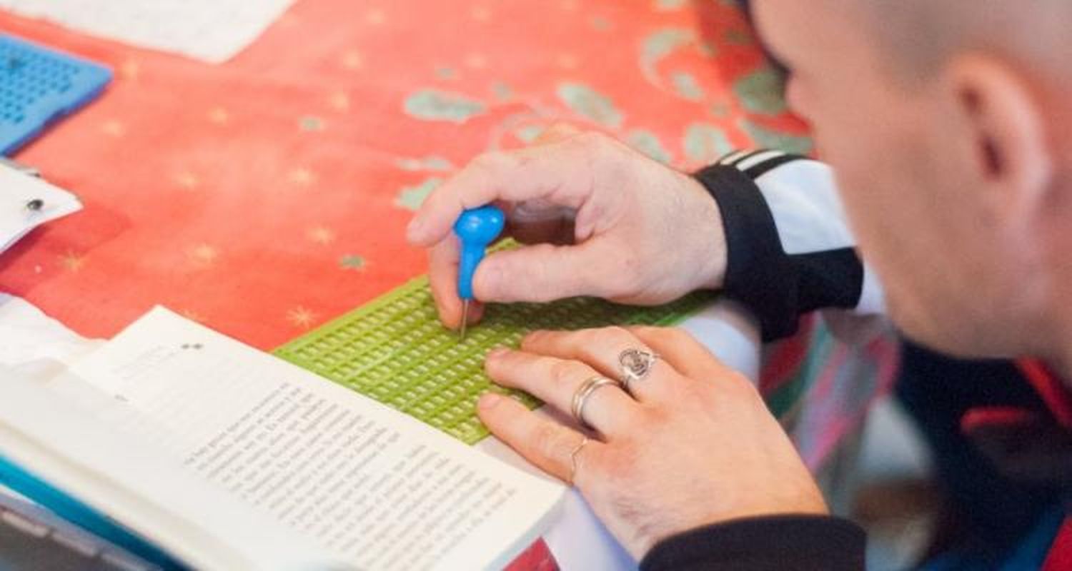 Presos confeccionaron libros en braille para la escuela 13