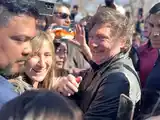 Milei hizo una caravana por Mendoza y pidió no "volver al modelo comunista que nos fundió"