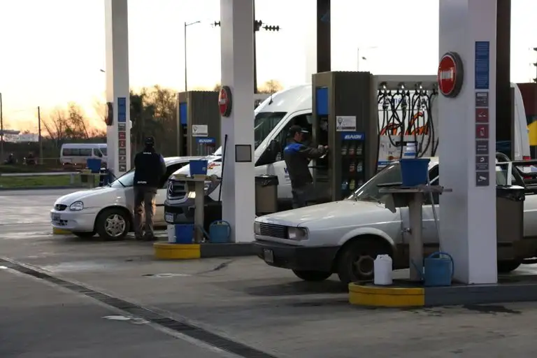 El Gobierno postergó otra vez la actualización del impuesto a los combustibles