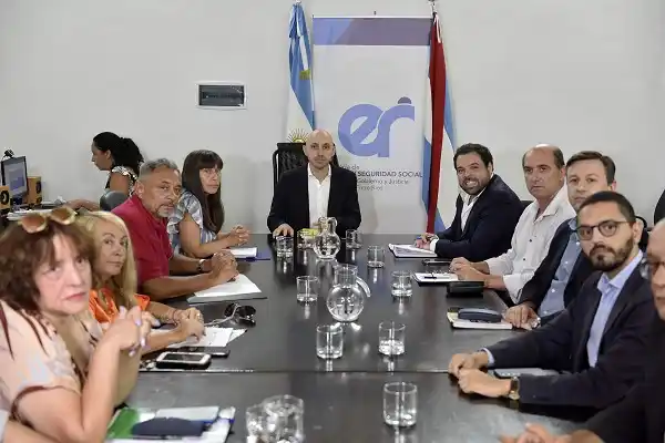 El Gobierno provincial alcanzó un acuerdo con los estatales: 18% de aumento y salario mínimo de 393 mil pesos